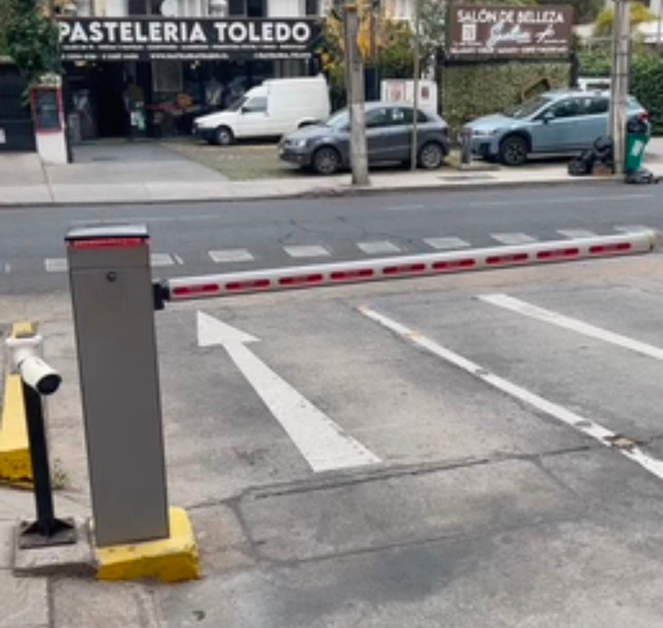 Barrera vehicular instalada acceso